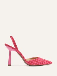 Sapato scarpin salto alto fino confeccionado em pied de poule rosa e vermelho com elástico de fechamento no tornozelo. Esse modelo traz essa estampa tão elegante com cores que estão super em alta, aposte!