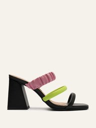 Sandália salto bloco médio confeccionada em couro sintético. possui duas tiras lisas (preta e verde) e uma franzida (rosa). Esse modelo traz a tendência esportiva com um mix de modernidade que é de arrasar!