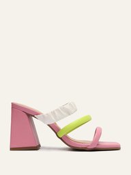 Sandália salto bloco médio confeccionada em couro sintético. possui duas tiras lisas (rosa e verde) e uma franzida (branca). Esse modelo traz a tendência esportiva com um mix de modernidade que é de arrasar!