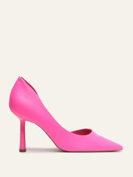 Sapato scarpin salto alto fino fechado confeccionado em couro sintético. Esse modelo possui uma abertura lateral, bico fino e um salto fino moderno, siga uma das tendências mais colorida do verão, o neon.